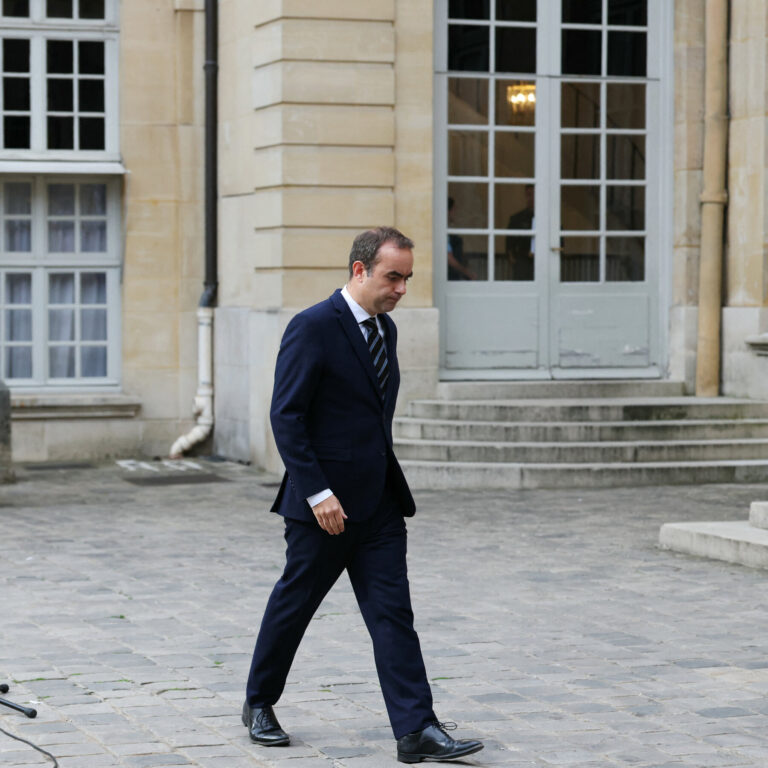 Macron Appoints French Cabinet, but Doubts Over Government’s Stability Persist