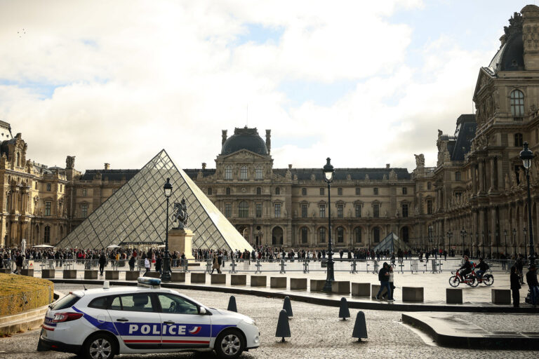Hunt on for remaining Louvre thieves after firsts arrests made