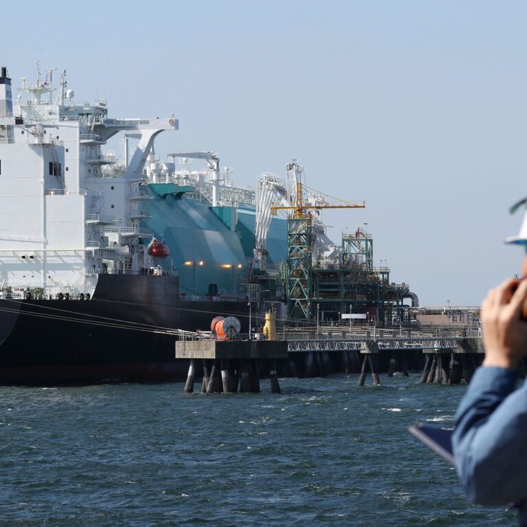 As China and U.S. Fight Over Energy, Korea Is Stuck in the Middle