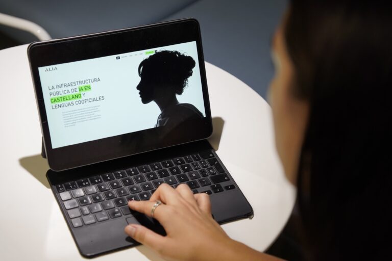 El Gobierno negocia una compensación a los autores por usar sus obras para entrenar a Alia, la IA española