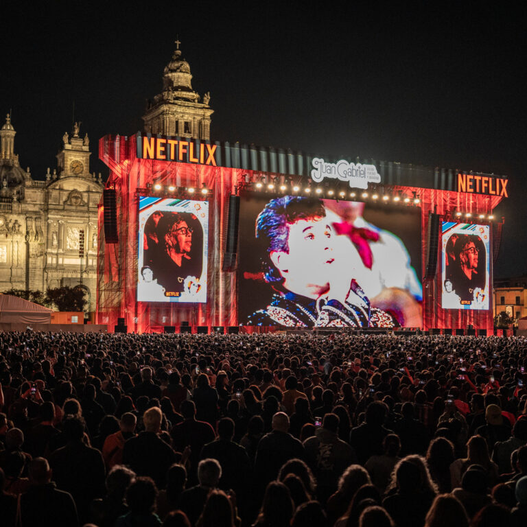 Juan Gabriel Tribute Draws Tens of Thousands to Mexico City