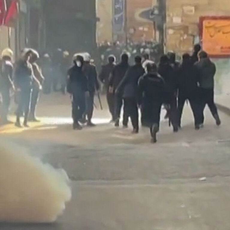 Protests Spread in Iran, and Crackdowns Escalate