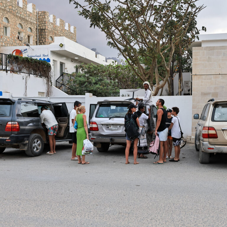 Hundreds of Tourists on Yemeni Island Caught Up in Saudi-U.A.E. Rift