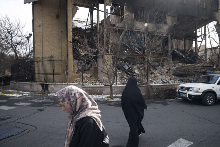 Through carnage of the government crackdown, Iranian protesters looked to Trump