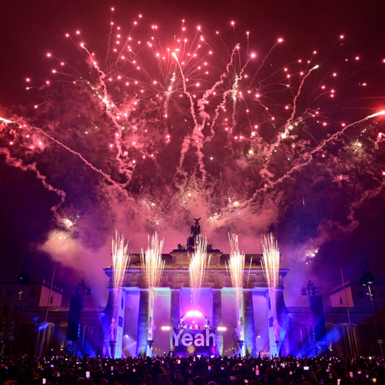 New Year’s 2026 Celebrations Around the World: Photos and Videos