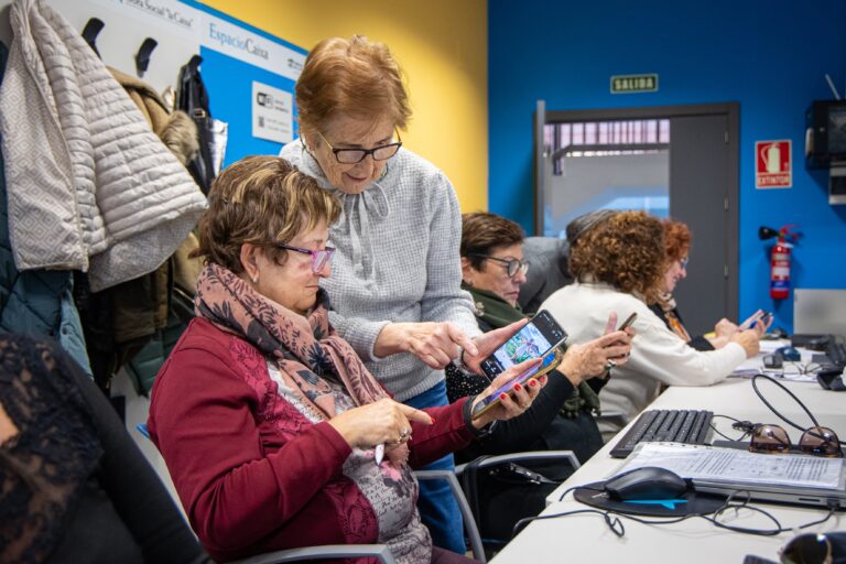 Los nuevos teléfonos para mayores se controlan a distancia 
