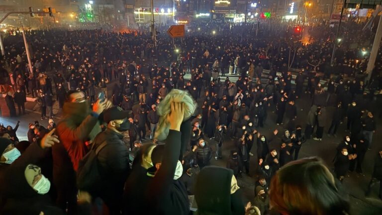 Apagón de internet en Irán: así funciona el arma digital de los regímenes autoritarios para acallar a la población