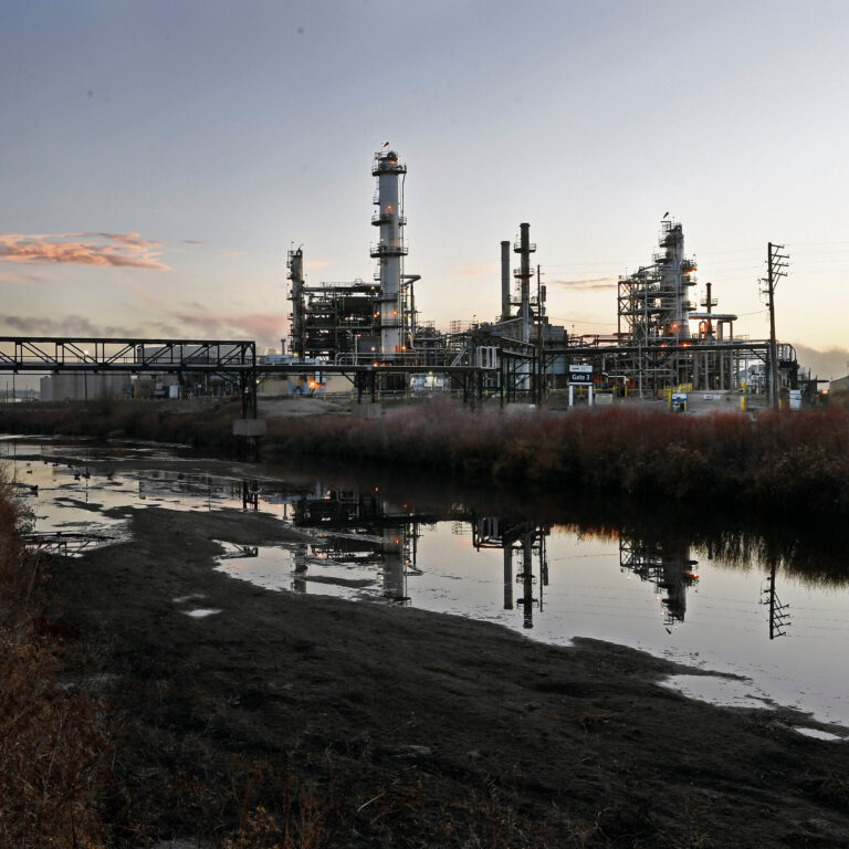 Supreme Court to Weigh Oil-Industry Effort to End a Major Climate Suit