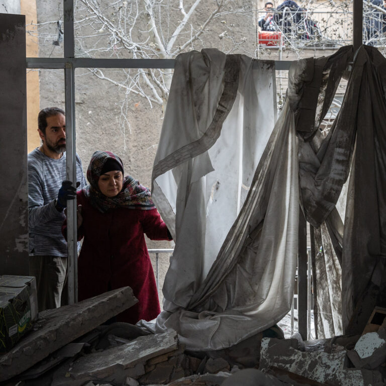 Trump Signals Retreat From Goal of Regime Change in Iran