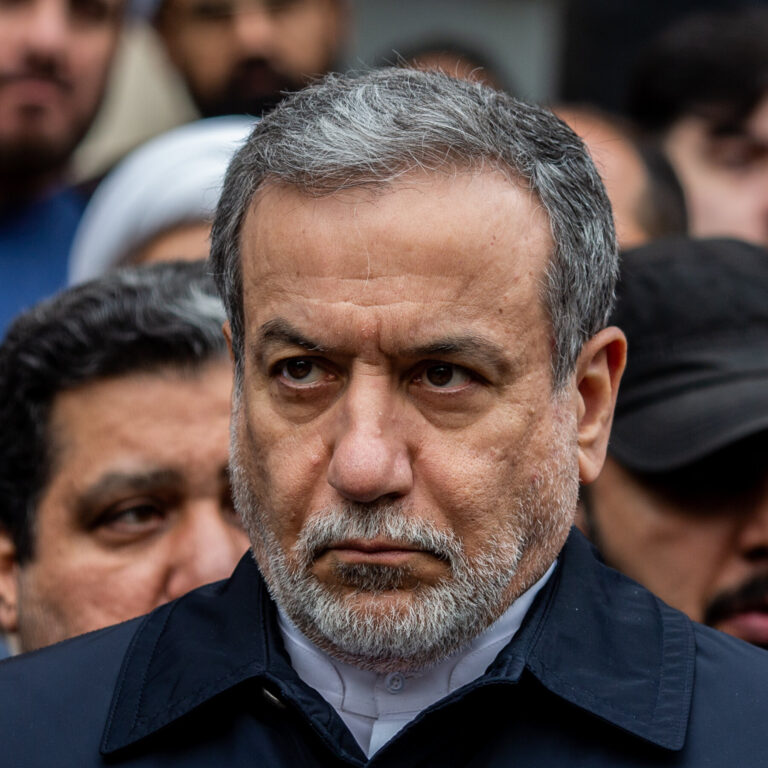 Trump Delays Threat to Iran, but War Negotiations Are in Early Stage