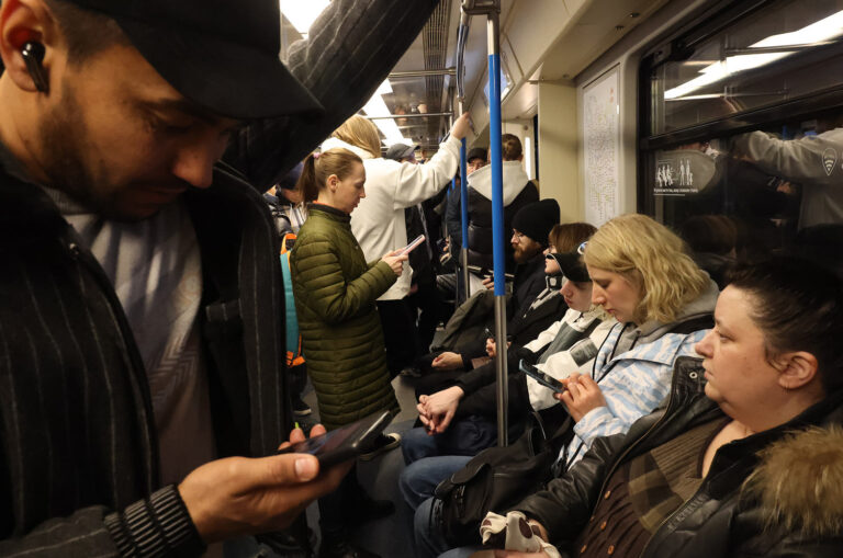 As Putin takes Russia off the grid, there are growing signs of discontent