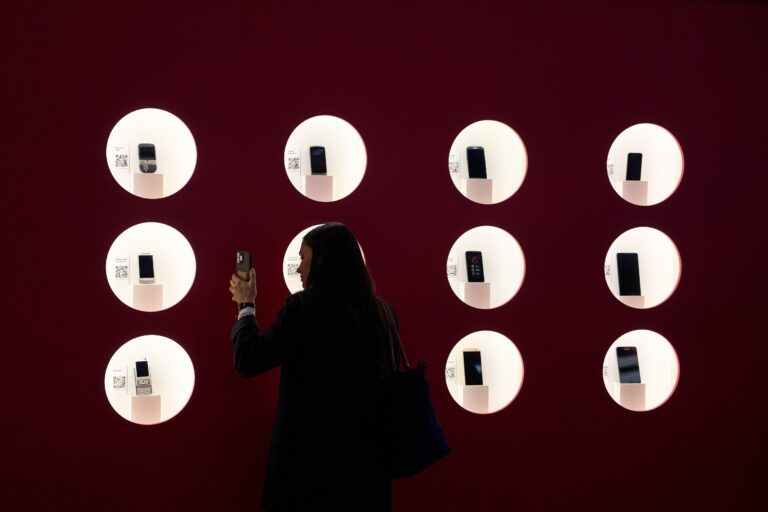 La subida en los precios de las memorias acecha a los móviles y marca el MWC 2026