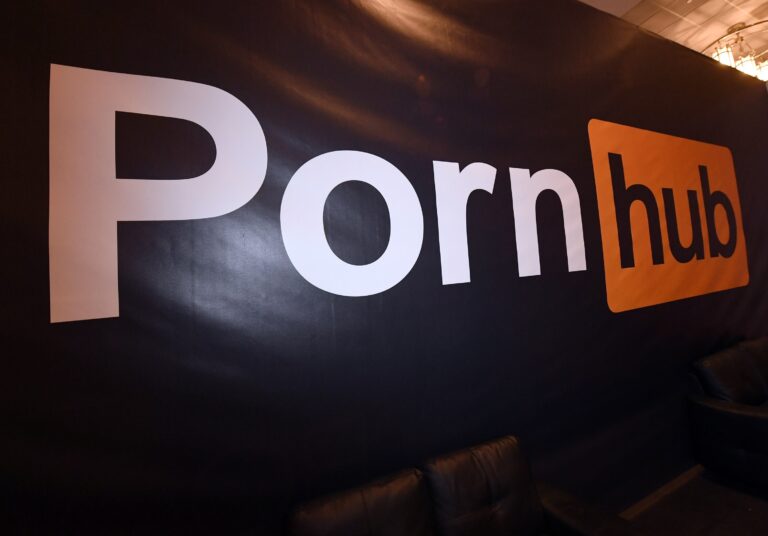Bruselas acusa a Pornhub y otras tres plataformas de incumplir la ley “al permitir que los menores” consuman contenido pornográfico
