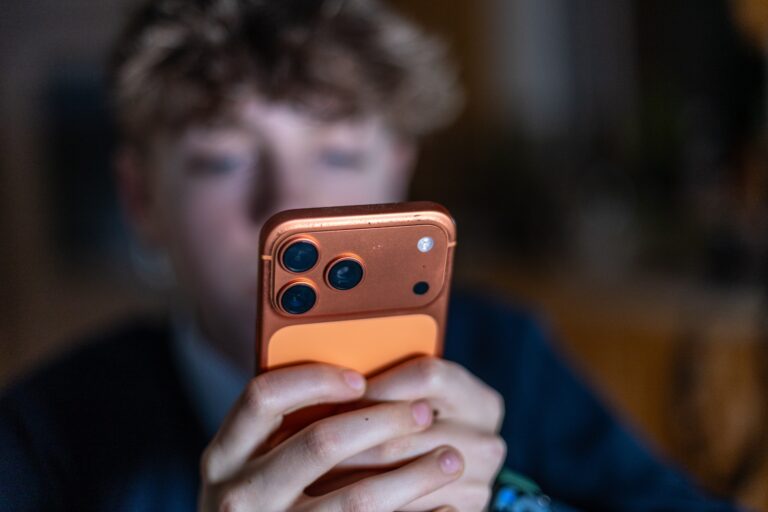 Más de 350 científicos alertan de la ineficacia y los peligros de verificar la edad en la red