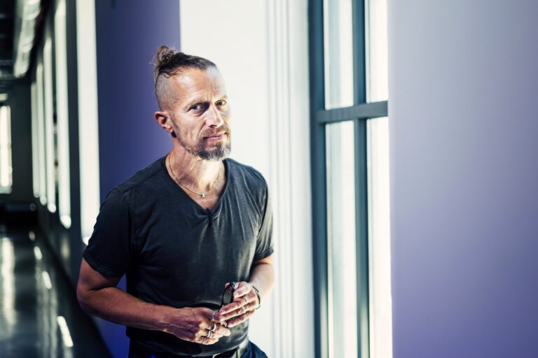 Graham Burnett, historiador: “Los bares en España funcionan como un santuario contra las redes sociales”