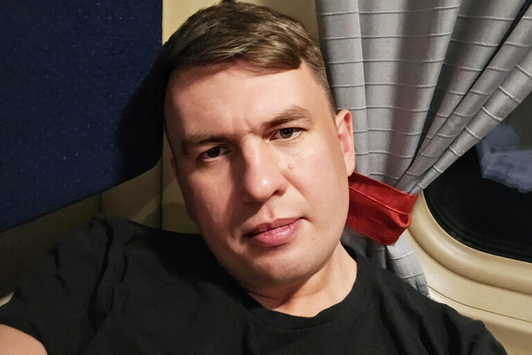 Pro-Kremlin blogger who turned on Putin is arrested as Russia steps up crackdown