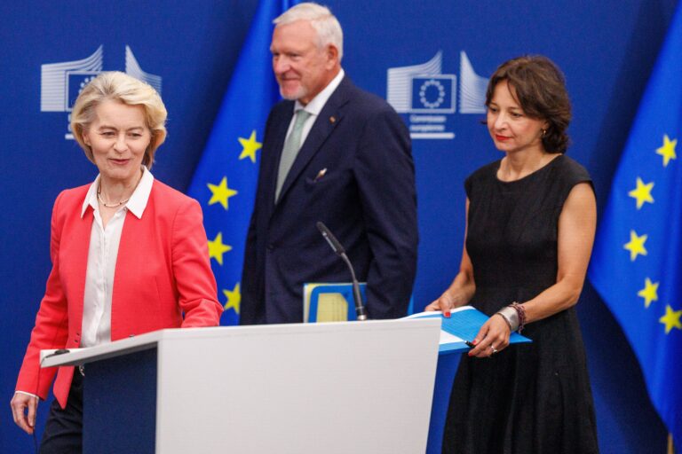 Von der Leyen aboga por restringir el acceso a redes sociales y servicios digitales para los menores de 13 años