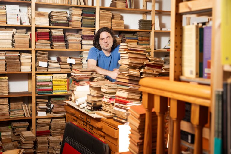 Cuando el conocimiento de internet ya no es suficiente: la IA les pone el ojo a las librerías de segunda mano